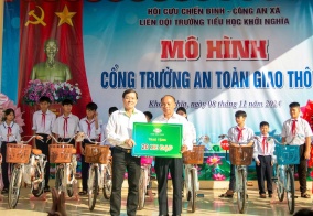 Công ty Cổ phần Nhựa Thiếu niên Tiền Phong: Trao tặng 1.000 mũ bảo hiểm và 20 chiếc xe đạp trong dịp ra mắt “Cổng trường an toàn giao thông” tại Trường Tiểu học Khởi Nghĩa