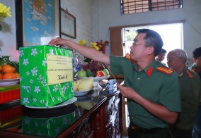 Đoàn công tác CATP Đà Nẵng đi thăm, tặng quà gia đình cán bộ chi viện An ninh Quảng Nam – Đà Nẵng trong kháng chiến chống Mỹ cứu nước