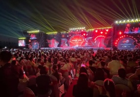 Đông đảo người dân và du khách tham dự chương trình Memory Sóng Concert