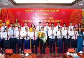 Công bố các quyết định về tổ chức bộ máy, cán bộ Đảng ủy UBND thành phố 
