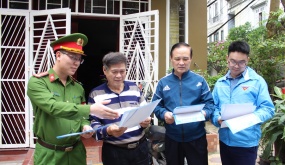 Đoàn Thanh niên Công an quận Ngô Quyền đi từng ngõ, gõ từng nhà tuyên truyền cảnh báo tội phạm lừa đảo công nghệ cao