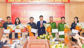 Tặng thưởng 6 tập thể có thành tích thu giữ 7 tấn ngà voi nhập lậu
