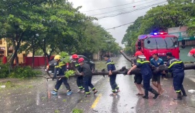 Công an Hải Phòng xuống đường bảo đảm TTATGT, giúp dân tránh trú an toàn ngay giữa tâm bão