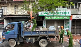 Quận Ngô Quyền: Huy động các lực lượng, phương tiện giúp người dân di chuyển tài sản ra khỏi chung cư xuống cấp A7, A8 Vạn Mỹ