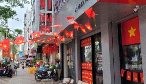 Hải Phòng ngập tràn sắc thắm cờ hoa 