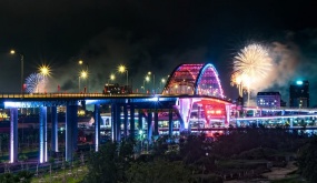 Pháo hoa rực rỡ bầu trời thành phố Cảng dịp kỉ niệm 70 năm giải phóng Hải Phòng
