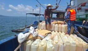 Vùng Cảnh sát biển 1tạm giữ 4.000 lít xăng không rõ nguồn gốc