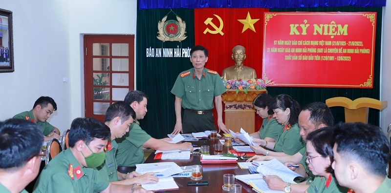 Đại tá Phạm Viết Dũng, Phó Bí thư Đảng ủy, Phó giám đốc CATP  làm việc với Chuyên đề An ninh Hải Phòng