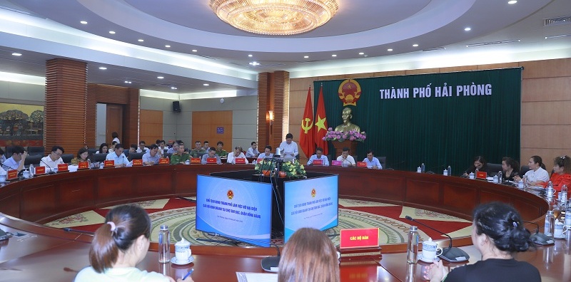 Chủ tịch UBND thành phố Nguyễn Văn Tùng làm việc với đại diện hộ kinh doanh chợ Tam Bạc
