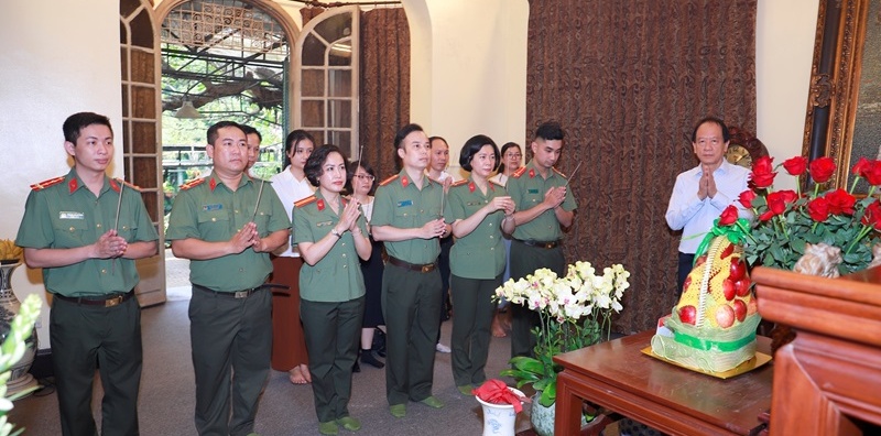 Ban Chuyên đề An ninh Hải Phòng: Thăm, dâng hương tưởng niệm tại gia đình cố Đại tướng Võ Nguyên Giáp