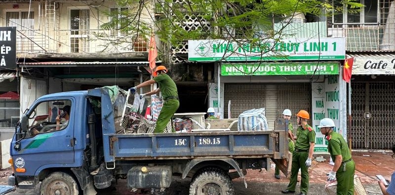 Quận Ngô Quyền: Huy động các lực lượng, phương tiện giúp người dân di chuyển tài sản ra khỏi chung cư xuống cấp A7, A8 Vạn Mỹ