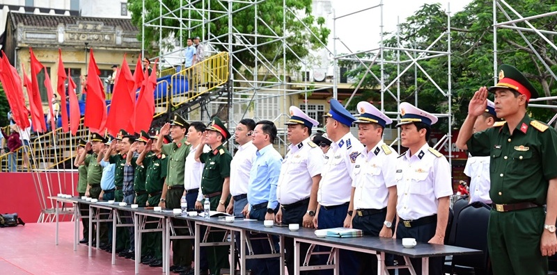 Phó chủ tịch UBND thành phố Hoàng Minh Cường và lãnh đạo CATP kiểm tra công tác hợp luyện diễu binh, diễu hành chào mừng kỷ niệm 70 năm giải phóng Hải Phòng – thành phố Anh hùng