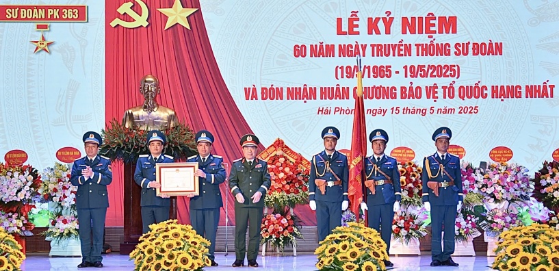 Sư đoàn Phòng không 363 kỷ niệm 60 năm ngày truyền thống, đón nhận Huân chương bảo vệ Tổ quốc hạng Nhất