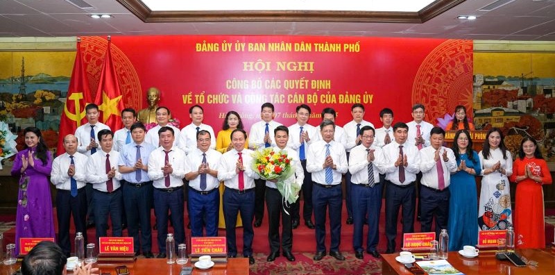 Công bố các quyết định về tổ chức bộ máy, cán bộ Đảng ủy UBND thành phố 