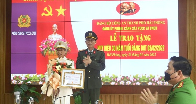 Trao tặng Huy hiệu 30 năm tuổi Đảng đợt 3-2-2022
