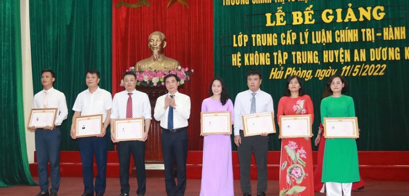 Huyện An Dương: Bế giảng lớp Trung cấp Lý luận chính trị- hành chính khóa XI 