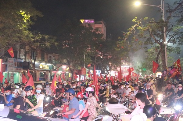Người dân thành phố Cảng  đổ ra đường mừng chiến thắng của U23 Việt Nam