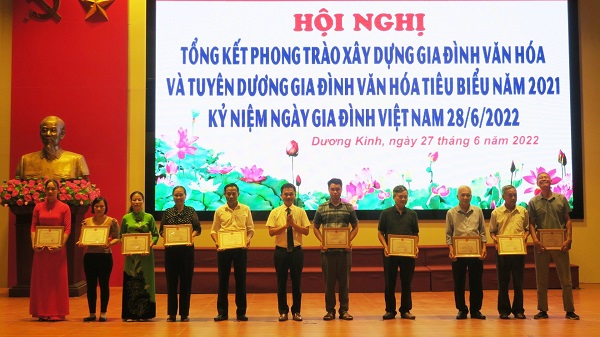 Quận Dương Kinh: Biểu dương khen thưởng 76 gia đình văn hóa tiêu biểu