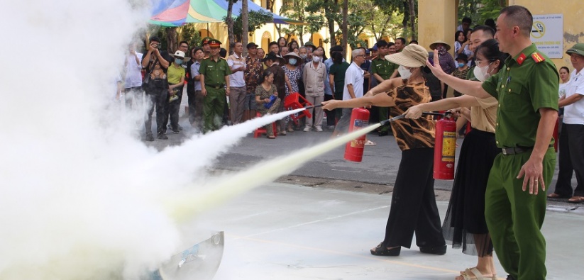 Gần 4.000 người dân và học sinh phường Cầu Tre được huấn luyện, bồi dưỡng nghiệp vụ PCCC và CNCH