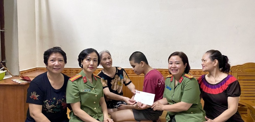 Hội phụ nữ Ban Chuyên đề An ninh Hải Phòng thăm, tặng quà Tết Trung thu cho trẻ em có hoàn cảnh khó khăn