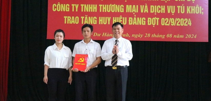 Công bố Quyết định thành lập Chi bộ Công ty TNHH Thương mại và dịch vụ Tú Khôi