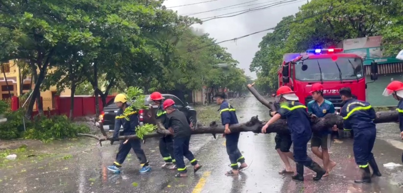 Công an Hải Phòng xuống đường bảo đảm TTATGT, giúp dân tránh trú an toàn ngay giữa tâm bão