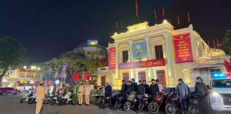 Công an quận Hồng Bàng xử lý 7 trường hợp đốt pháo sáng sau trận chung kết lượt đi ASEAN CUP 2024