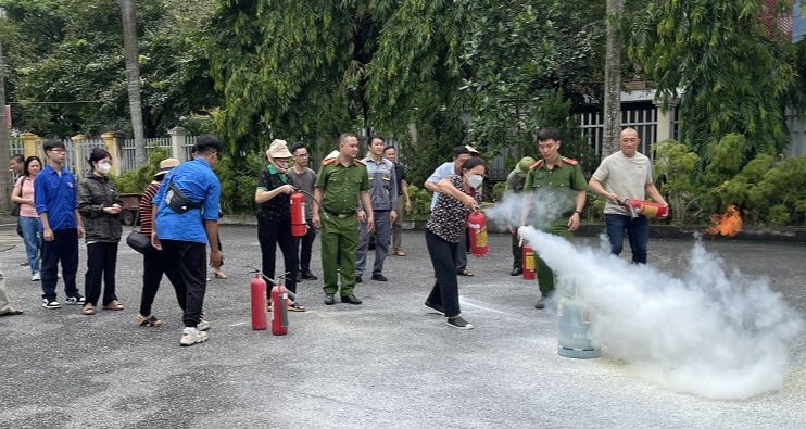 Công an phường Kênh Dương (quận Lê Chân) vận động mỗi hộ gia đình trang bị 2 bình chữa cháy xách tay 