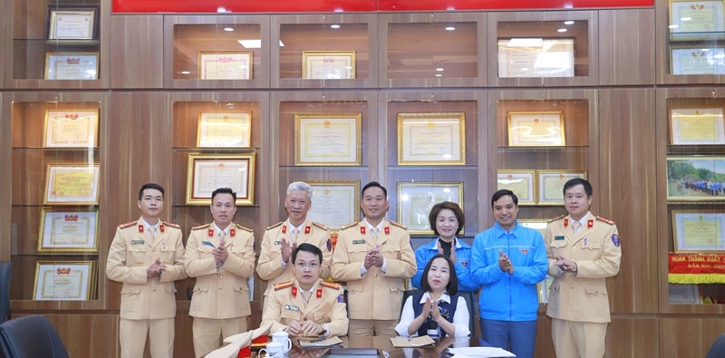 Trường THCS Hồng Bàng gửi thư cảm ơn Đội CSGT số 3 –  Phòng Cảnh sát giao thông CATP