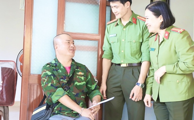 Phòng Tổ chức cán bộ - CATP: Thăm tặng quà CBCS, người dân có hoàn cảnh khó khăn tại xã Việt Hải (huyện Cát Hải) 