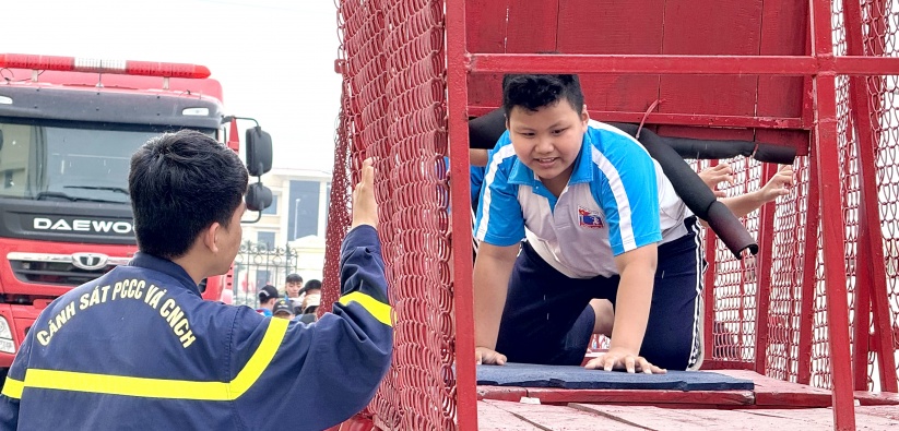Quận Dương Kinh: Gần 1000 người tham gia trải nghiệm kỹ năng phòng cháy, chữa cháy và cứu nạn, cứu hộ