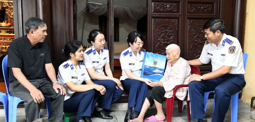Bộ Tư lệnh Vùng Cảnh sát biển 1 tri ân người có công nhân kỷ niệm 50 năm Ngày Giải phóng miền Nam, thống nhất đất nước