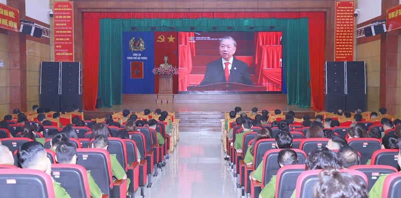 CBCS Công an thành phố Hải Phòng theo dõi truyền hình trực tiếp Lễ kỷ niệm 50 năm Ngày giải phóng miền Nam, thống nhất đất nước