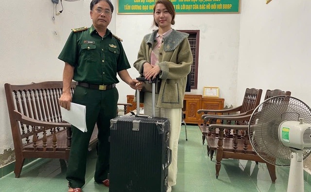 Trao trả tài sản cho du khách để quên tại bến phà Cái Viềng (Cát Hải)
