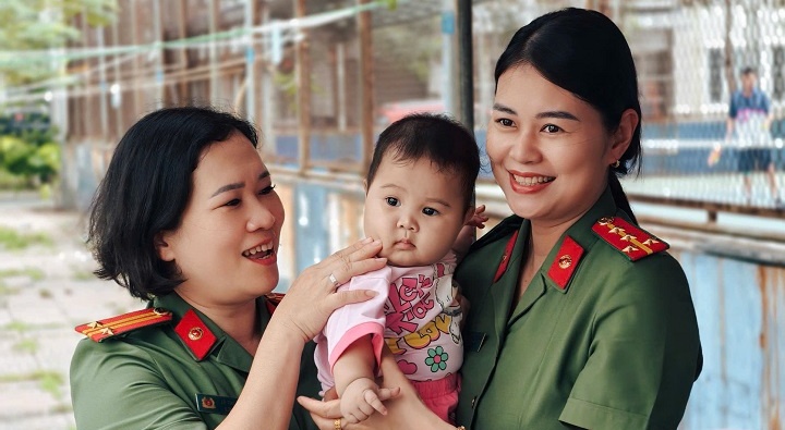 Hội Phụ nữ và Đoàn Thanh niên Phòng Tổ chức cán bộ trao quà, hỗ trợ trẻ em có hoàn cảnh đặc biệt