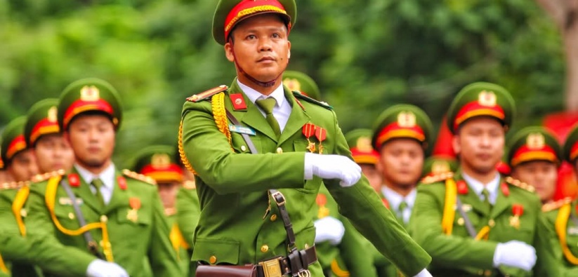Người dân đất Cảng hào hứng xem lễ duyệt đội ngũ, diều hành lễ kỉ niệm 70 năm giải phóng Hải Phòng