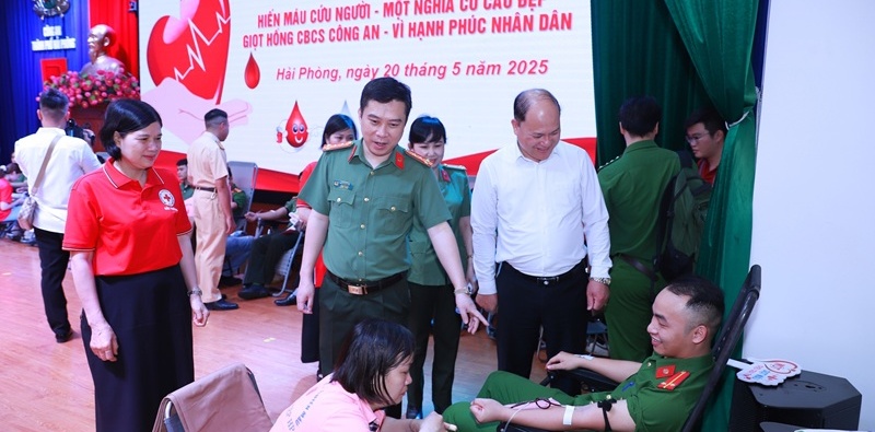 Ngày hội hiến máu tình nguyện “Giọt hồng CBCS Công an – Vì hạnh phúc nhân dân”: 600 CBCS Công an thành phố đăng ký hiến 444 đơn vị máu