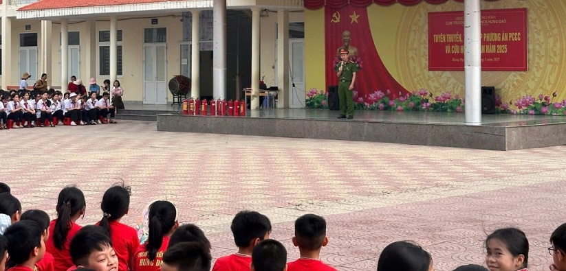 Tổ chức tuyên truyền kiến thức, kỹ năng PCCC, CNCH và thực tập phương án chữa cháy, CNCH tại Trường Tiểu học Hưng Đạo