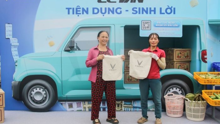VinFast EC Van ‘chiếm sóng’ chợ đầu mối khiến giới tiểu thương xôn xao