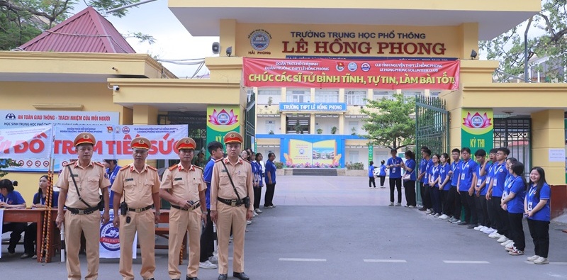 Các lực lượng CATP bảo vệ an toàn ngày đầu kỳ thi tuyển sinh vào lớp 10 THPT năm học 2025 – 2026