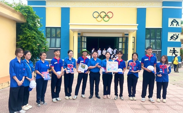 Lãnh đạo Thành Đoàn thăm, tặng quà thanh niên tình nguyện tham gia chương trình “Tiếp sức mùa thi”