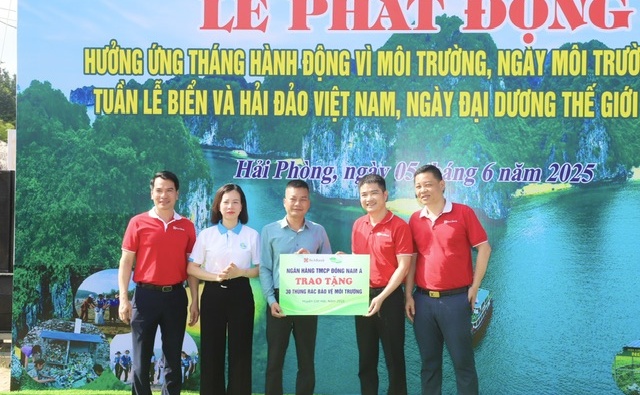 Hơn 200 cán bộ, hội viên phụ nữ tham gia làm sạch bãi biển tại Cát Hải