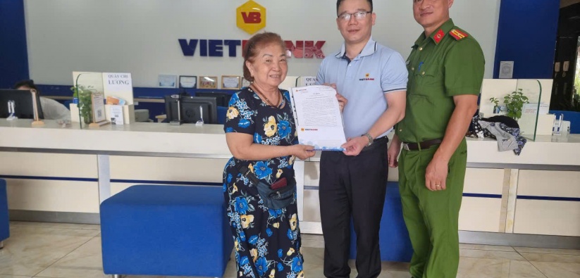 Công an phường Cầu Tre: Hướng dẫn trả lại 300 triệu đồng do chuyển nhầm tài khoản 