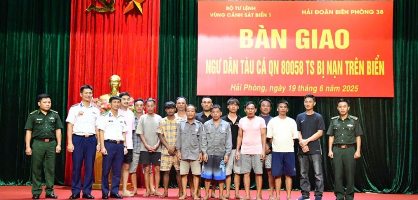 BTL Vùng Cảnh sát biển 1 phối hợp cứu thành công 11 thuyền viên  bị chìm tàu trên biển