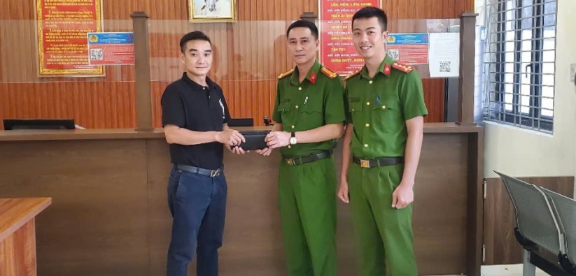 CAP Lê Chân kịp thời tìm, trao trả 7.000 USD cùng 12 triệu đồng cho người dân đánh rơi