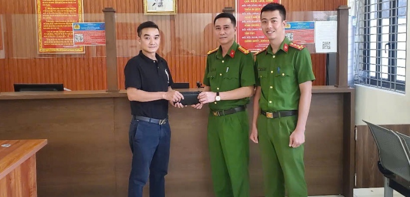 Nhanh chóng xác minh, hoàn trả tài sản cho người dân đánh rơi ví